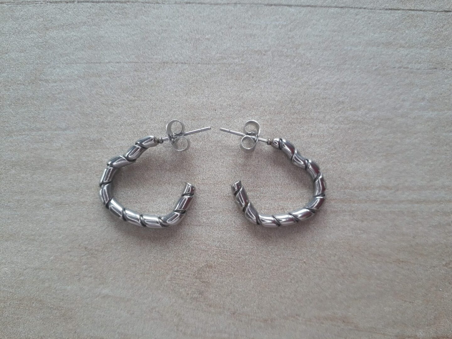ARO DE ACERO ARGOLLA CORAZON TORZADO 20 MM CON FRUFRU