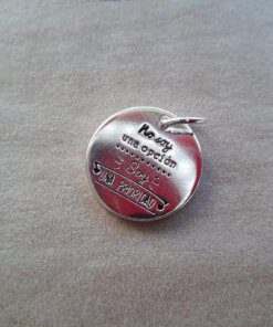 DIJE DE ACERO BLANCO MEDALLA 20 MM "NO SOY UNA OPCION SOY UNAPRIORIDAD"