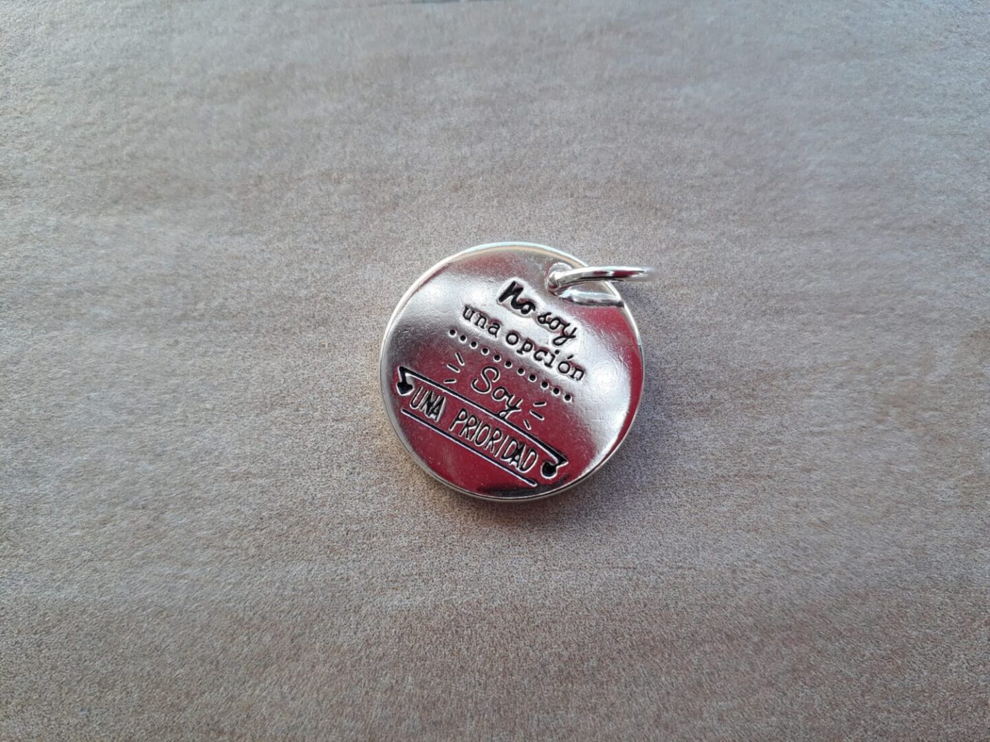 DIJE DE ACERO BLANCO MEDALLA 20 MM "NO SOY UNA OPCION SOY UNAPRIORIDAD"