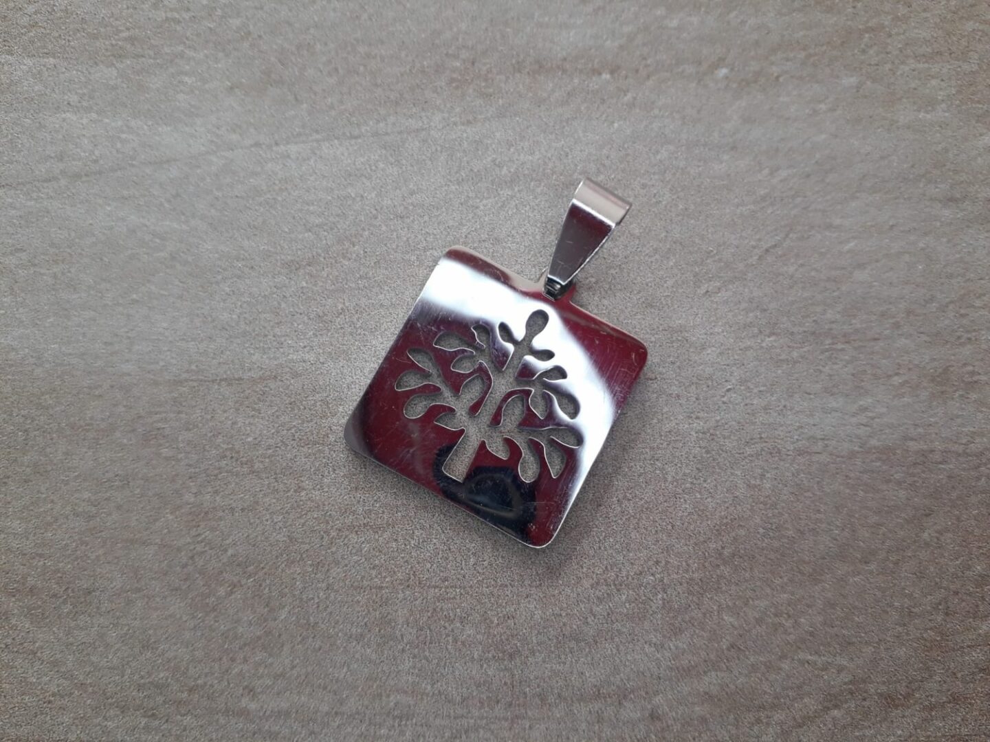 DIJE DE ACERO CHAPA CUADRADA 20 MM CON ARBOL DE LA VIDA CALADO