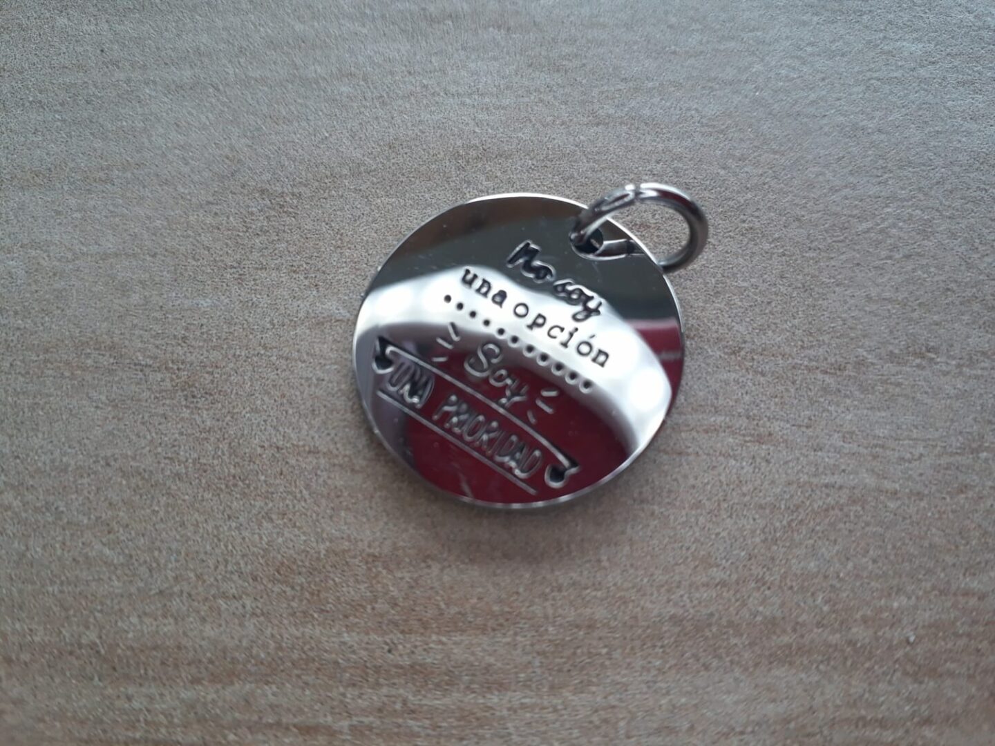 DIJE DE ACERO "NO SOY UNA OPCION, SOY UNA PRIORIDAD" 20 MM