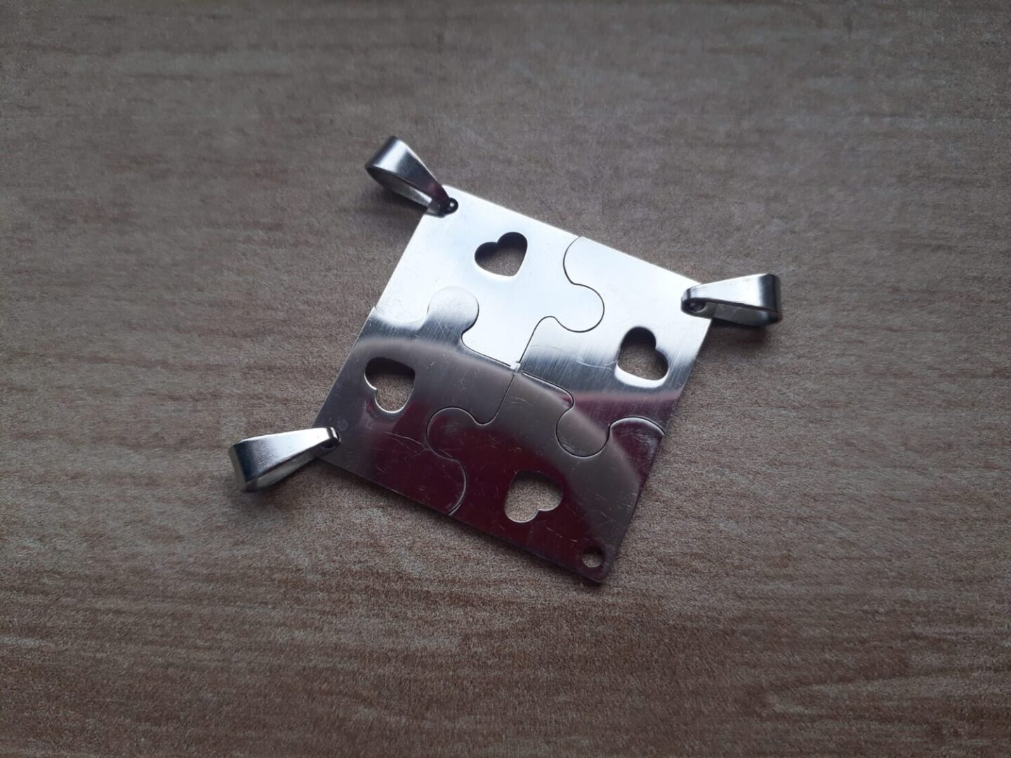DIJE DE ACERO CUADRADO PUZZLE CORAZÓN CALADO X 4 PARA PARTIR