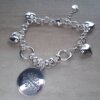 PULSERA DE ACERO BLANCO COMBINADAS CON CORAZONES Y DIJE FRASE  ABORTO LEGAL. LARGO 17.5 CM + 3 CM EXT