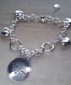 PULSERA DE ACERO BLANCO COMBINADAS CON CORAZONES Y DIJE FRASE  ABORTO LEGAL. LARGO 17.5 CM + 3 CM EXT