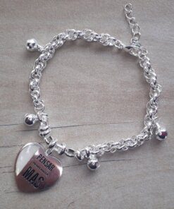 PULSERA DE ACERO BLANCO TOURBILLON CON BOLITAS Y DIJE CORAZON CON NACAR Y FRASE PENSAR MENOS. LARGO 17 + 3 CM