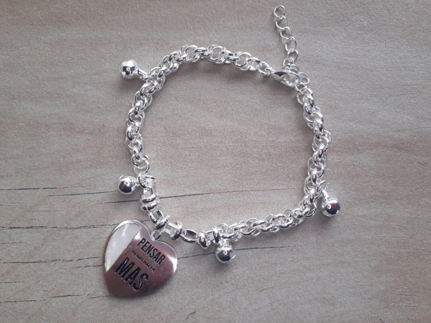 PULSERA DE ACERO BLANCO TOURBILLON CON BOLITAS Y DIJE CORAZON CON NACAR Y FRASE PENSAR MENOS. LARGO 17 + 3 CM