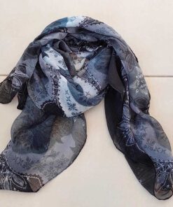 PASHMINA ESTAMPADA CON HOJAS Y PLUMAS NEGRA Y GRIS. MEDIDAS: 80 X 180 CM.