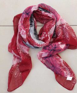 PASHMINA ESTAMPADA CON HOJAS Y PLUMAS BORDO Y GRIS. MEDIDAS: 80 X 180 CM.