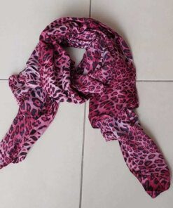 PASHMINA ESTAMPADA ANIMAL PRINT FUCSIA. MEDIDAS: 80 X 180 CM.