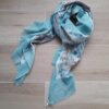 PASHMINA DEFLECADA AQUA CON ESTAMPA ARENAY BORDO 90X180CM.