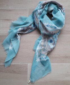 PASHMINA DEFLECADA AQUA CON ESTAMPA ARENAY BORDO 90X180CM.