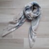 PASHMINA DEFLECADA ARENA CON ESTAMPA JEAN, VERDE SECO Y TIERRA 90X180CM.