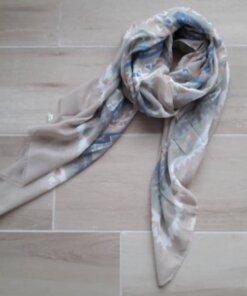 PASHMINA DEFLECADA ARENA CON ESTAMPA JEAN, VERDE SECO Y TIERRA 90X180CM.