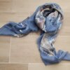 PASHMINA DEFLECADA JEAN CON ESTAMPA ARENA AQUA Y BORDO 90X180CM.