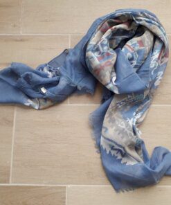 PASHMINA DEFLECADA JEAN CON ESTAMPA ARENA AQUA Y BORDO 90X180CM.