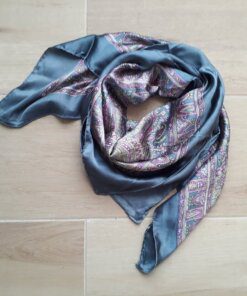 PAÑUELO RASADO HINDU GRIS CON ARABESCOS 1M X 1M