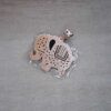 DIJE DE ACERO ROSÉ ELEFANTE BRILLOSO CON BASE NEGRA. 25 X 22 MM
