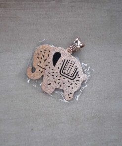 DIJE DE ACERO ROSÉ ELEFANTE BRILLOSO CON BASE NEGRA. 25 X 22 MM