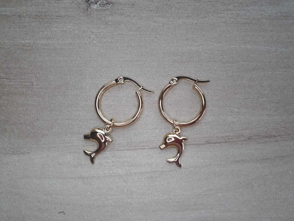 ARO DE ACERO DORADO ARGOLLA 18 MM CON DELFÍN COLGANTE.