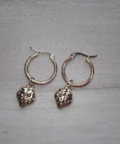 ARO DE ACERO DORADO ARGOLLA 18 MM CON FRUTILLA COLGANTE.
