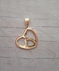 DIJE DE ACERO DORADO CORAZÓN CON 3 CORAZONES CALADO CON STRASS. MEDIDA 23 MM