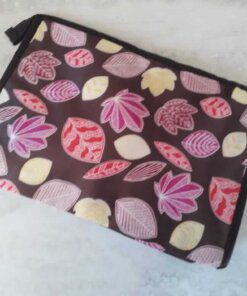 PORTACOSMETICO MARRÓN ESTAMPADO HOJAS. 27 X 20 X 5 CM.