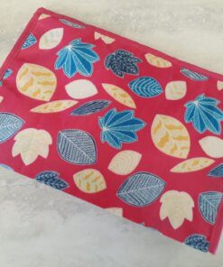 PORTACOSMETICO FUCSIA ESTAMPADO HOJAS. 27 X 20 X 5 CM.