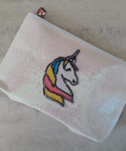 PORTACOSMETICO BLANCO BRILLOSO UNICORNIO. 23 X 14 X 5 CM.