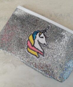 PORTACOSMETICO GRIS BRILLOSO UNICORNIO. 23 X 14 X 5 CM.