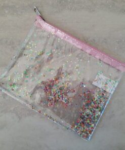 PORTACOSMETICO TRANSPARENTE CIERRE ROSA CON ESTRELLAS 20 X 16 CM.