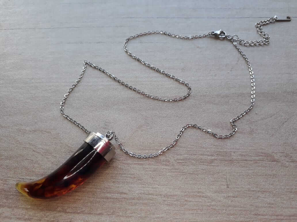 COLGANTE DE ACERO CON CUERNO DE ACRÍLICO . LARGO 40 CM + 5 CM EXT.