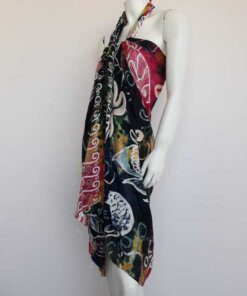 PAREO HINDU BATIK CON FLECOS MULTICOLOR ESTAMPA PECES 100 X 180 CM.