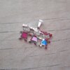 DIJE DE ACERO 3 NENAS ESMALTADAS 29 X 20 MM