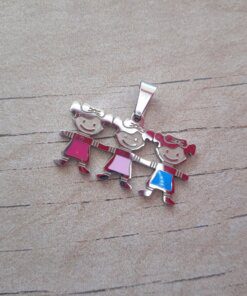 DIJE DE ACERO 3 NENAS ESMALTADAS 29 X 20 MM