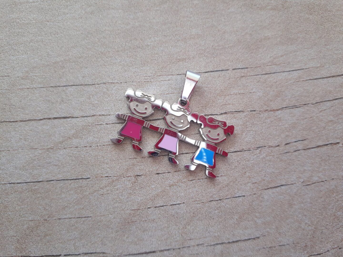 DIJE DE ACERO 3 NENAS ESMALTADAS 29 X 20 MM