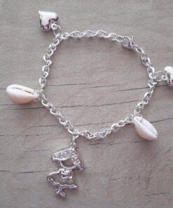 PULSERA DE ACERO BLANCO CON DIJE DE NENA, CORAZONES Y CARACOLES COLGANTES. LARGO 18 CM