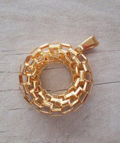 DIJE DE ACERO DORADO CALADO. DIÁMETRO EXTERIOR 37 MM