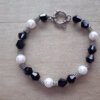 PULSERA DE ACERO MOSTACILLAS NEGRAS Y PERLAS, CON CIERRE MARINERO. LARGO 20 CM