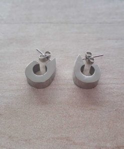 ARO DE ACERO ARGOLLA OVAL CON FRU FRU. LARGO 17 MM, ANCHO 6 MM