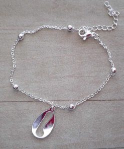 PULSERA DE ACERO BLANCO ESPEJITO CON BOLITAS Y DIJE CARACOL DE METAL. LARGO 16,5 CM + 4 CM EXT.
