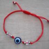 PULSERA DE HILO ROJO AJUSTABLE CON BOLITAS, MOSTACILLAS Y DIJE OJO TURCO DE ACERO.