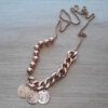 CADENA COMBINADA DE ACERO ROSÉ CON MONEDAS. LARGO 65 CM