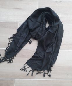 PASHMINA INDÚ LISA DE VISCOSA CON FLECOS COLOR NEGRO. 70 X 180 CM.