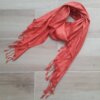 PASHMINA INDÚ LISA DE VISCOSA CON FLECOS COLOR ROJO. 70 X 180 CM.