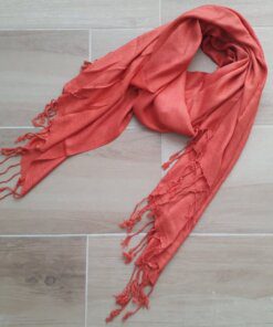 PASHMINA INDÚ LISA DE VISCOSA CON FLECOS COLOR ROJO. 70 X 180 CM.