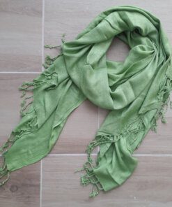 PASHMINA INDÚ LISA DE VISCOSA CON FLECOS COLOR VERDE. 70 X 180 CM.