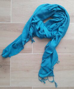 PASHMINA INDÚ LISA DE VISCOSA CON FLECOS COLOR CELESTE. 70 X 180 CM.