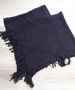 PONCHO DE ACRÍLICO NEGRO CON FLECOS