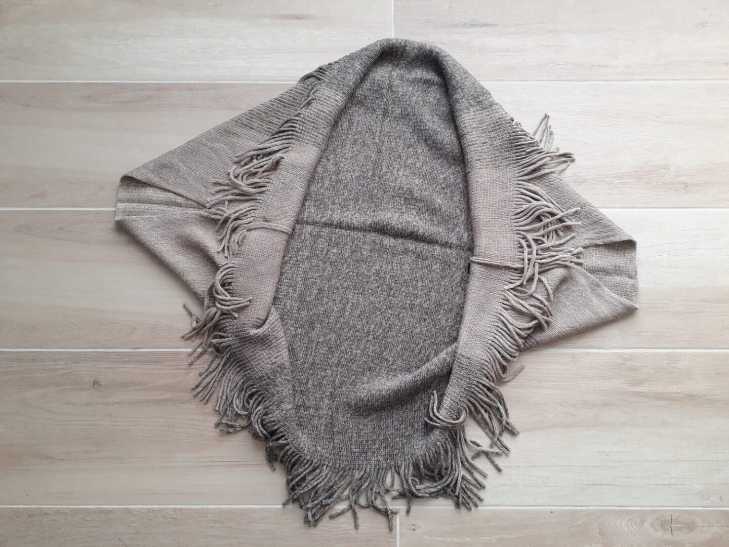 PONCHO DE ACRÍLICO VIZON Y GRIS CON LUREX PLATEADO Y FLECOS