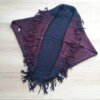 PONCHO DE ACRÍLICO AZUL CON LUREX BORDO Y FLECOS